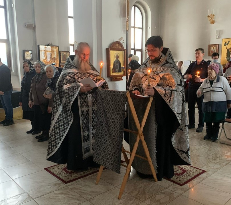 Чтение Великого канона преподобного Андрея Критского и жития преподобной Марии Египетской.