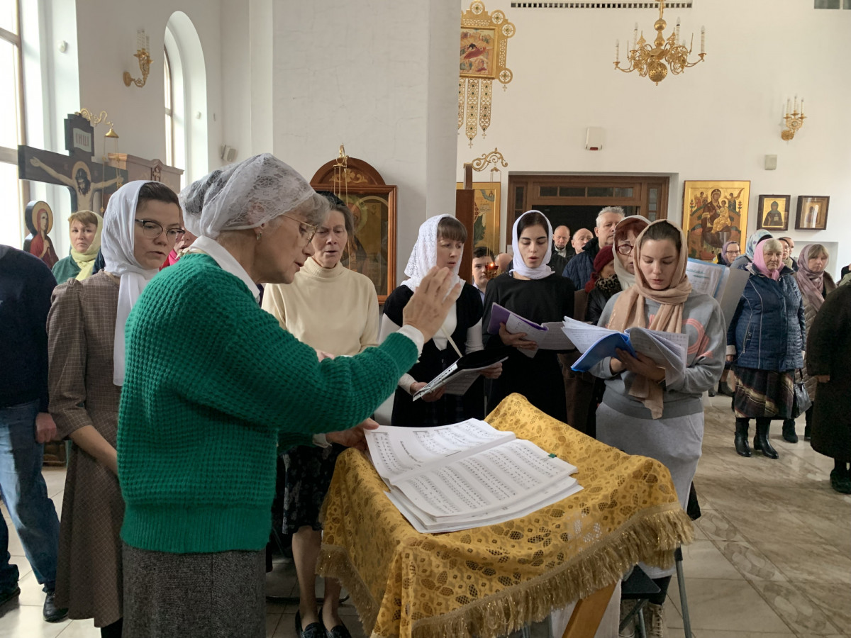 В ХРАМЕ СОВЕРШЕНА БОЖЕСТВЕННАЯ ЛИТУРГИЯ С УЧАСТИЕМ НАРОДНОГО ХОРА